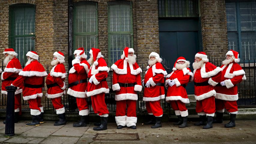 Acteurs habillés en père Noël devant le ministère du fun du père Noël, Londres, Angleterre