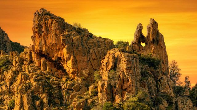 Calanques de Piana岩层上的一个心形洞,法国科西嘉岛