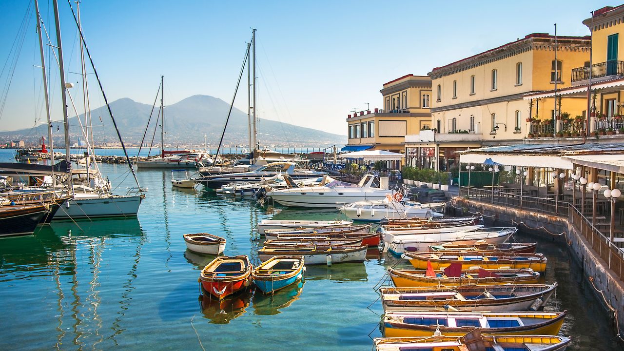 A Borgo Marinari, sul Golfo di Napoli, Campania, Italia