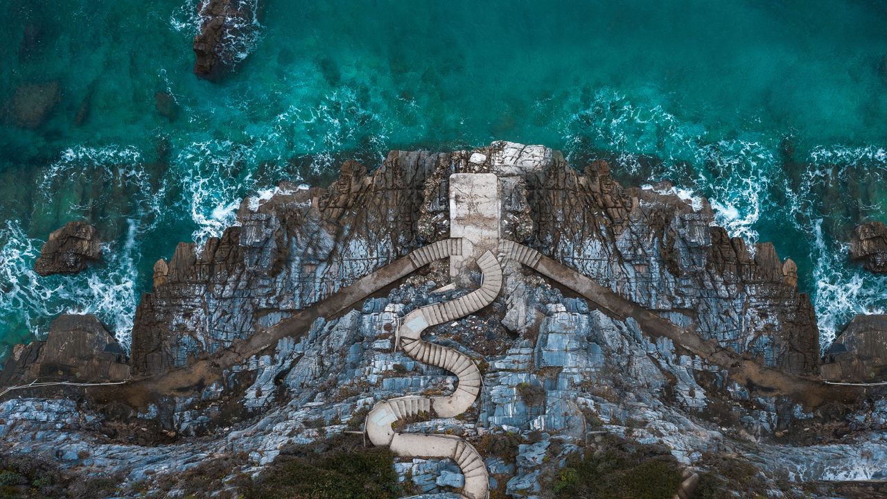 Escaleras en la costa de Mylopotamos, Tesalia, Grecia