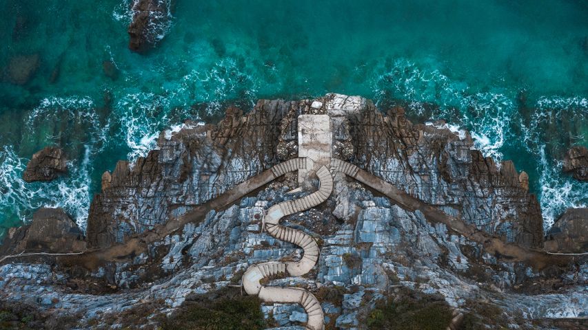 Sentier sur le rivage de Mylopotamos, Thessalie, Grèce