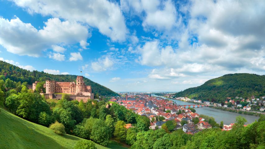 Blick auf Heidelberg und das Heidelberger Schloss im Frühling, Baden-Württemberg