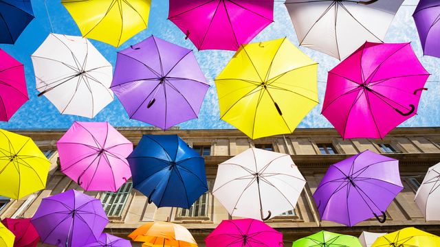 Parapluies flottant à Arles par le Umbrella Sky Project