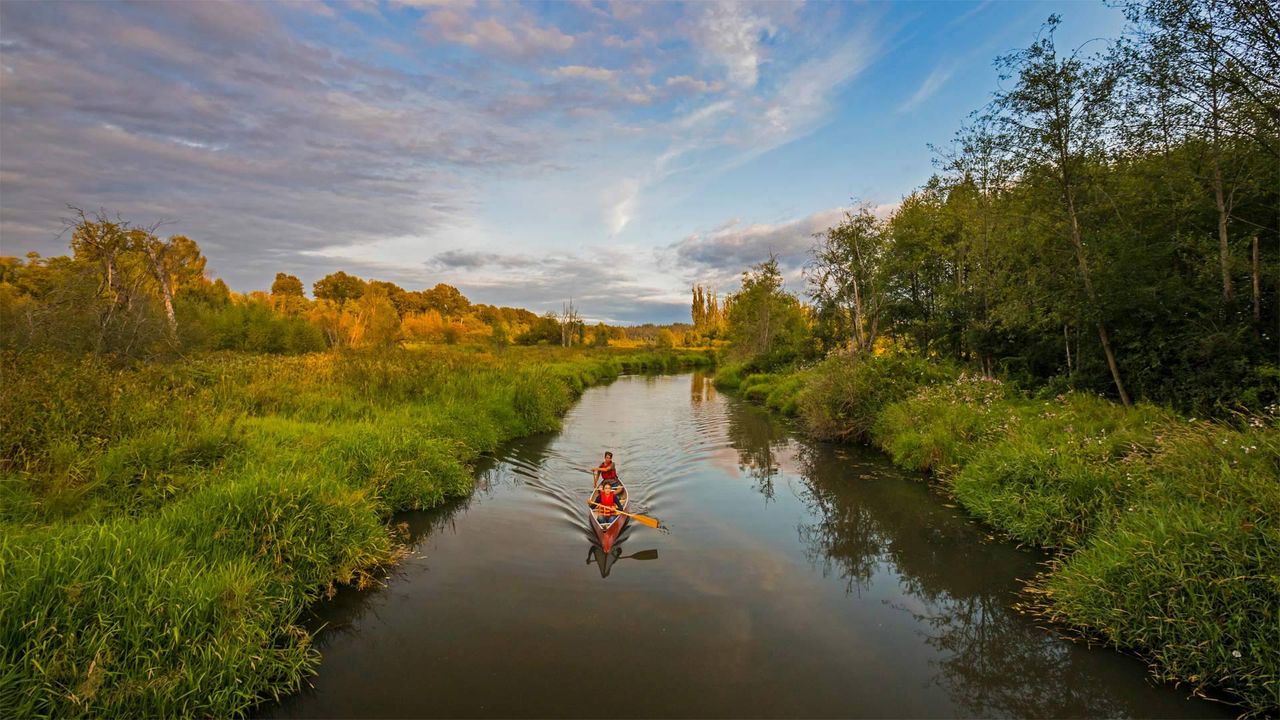 Kanufahrer auf dem Still Creek bei Burnaby, British Columbia, Kanada. Anlässlich des kanadischen Nationalfeiertags