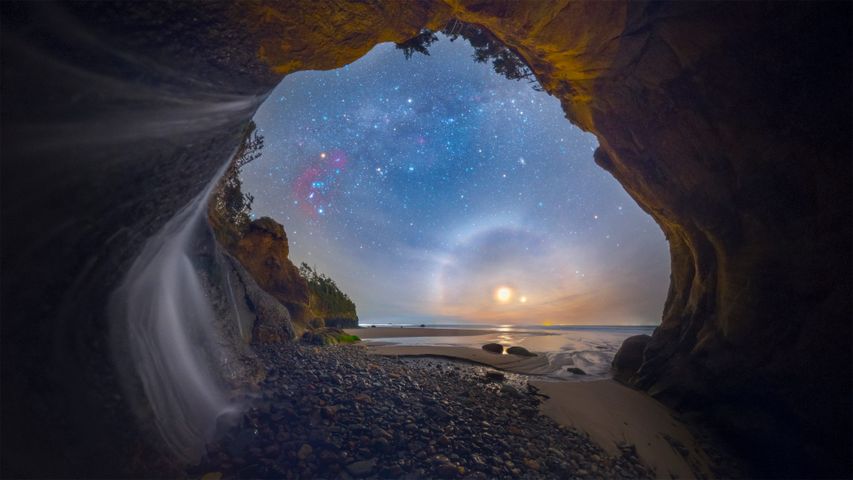 Halo autour de la lune photographié à Hug Point Falls sur la côte de l’Oregon, États-Unis