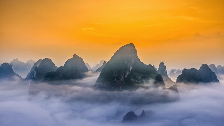 雲海に浮かぶ桂林のタワーカルスト, 中国