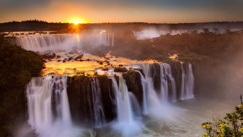 Pôr do sol nas Cataratas do Iguaçu, em Foz do Iguaçu, no Paraná