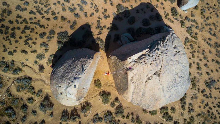 Slacklining zwischen zwei gigantischen Felsbrocken in Bishop, Kalifornien, USA