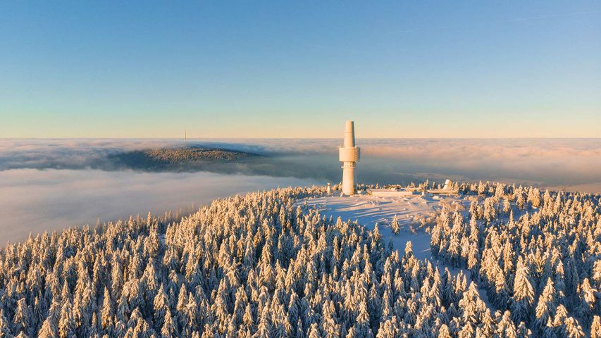 Luftaufnahme von Schneeberg und Ochsenkopf über den Wolken bei Sonnenaufgang, Fichtelgebirge, Bayern