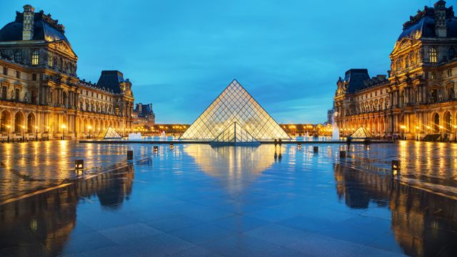 Pyramide du Louvre, Paris, France
