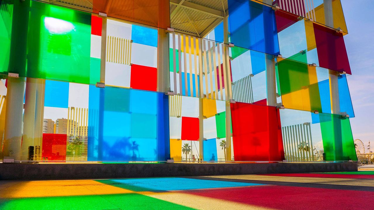 La Malagueta a través de los paneles multicolor del Centro Pompidou, Málaga