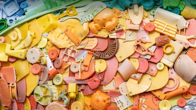 プラスチックごみで構成されたインスタレーション