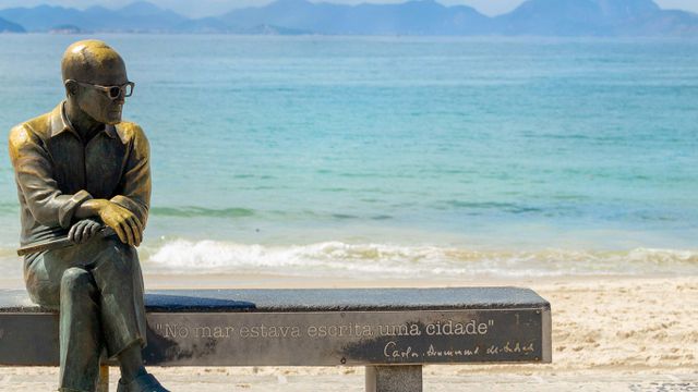 Estátua do poeta Carlos Drummond de Andrade em Copacabana, Rio de Janeiro
