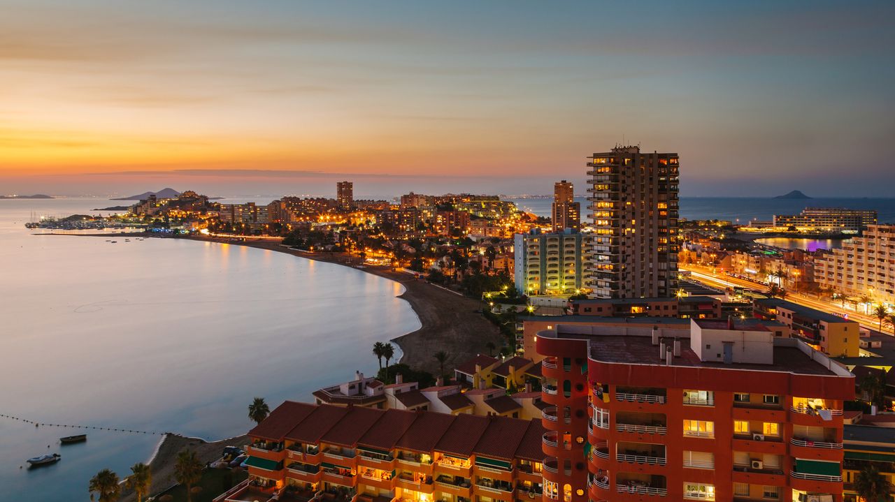 Horizonte nocturno en La Manga del Mar Menor, Murcia, España