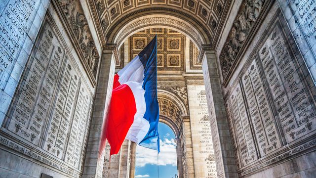Drapeau français sous l’Arc de Triomphe, Paris, France