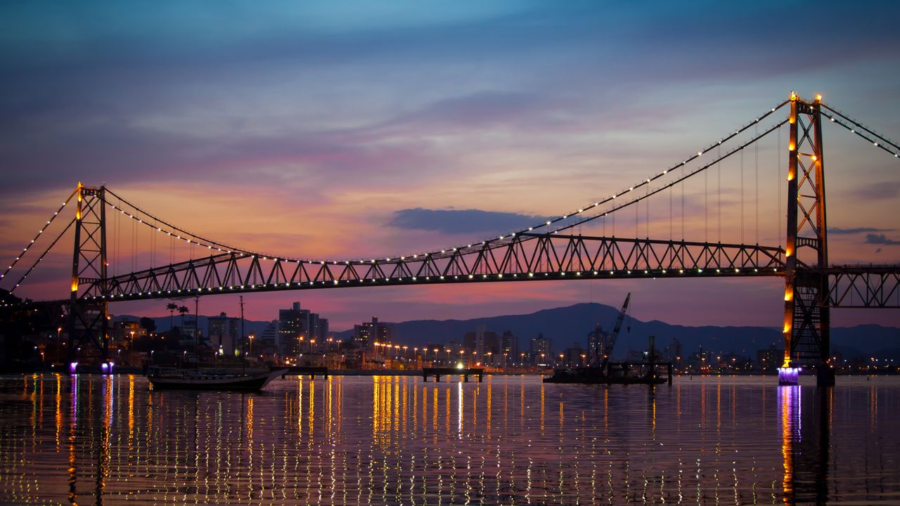Ponte Hercílio Luz ao pôr do sol, Florianópolis, Brasil