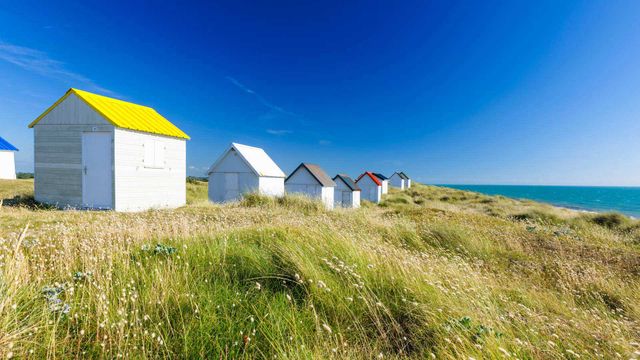 Cabines de plage à Gouville-sur-Mer, Cotentin, Manche 