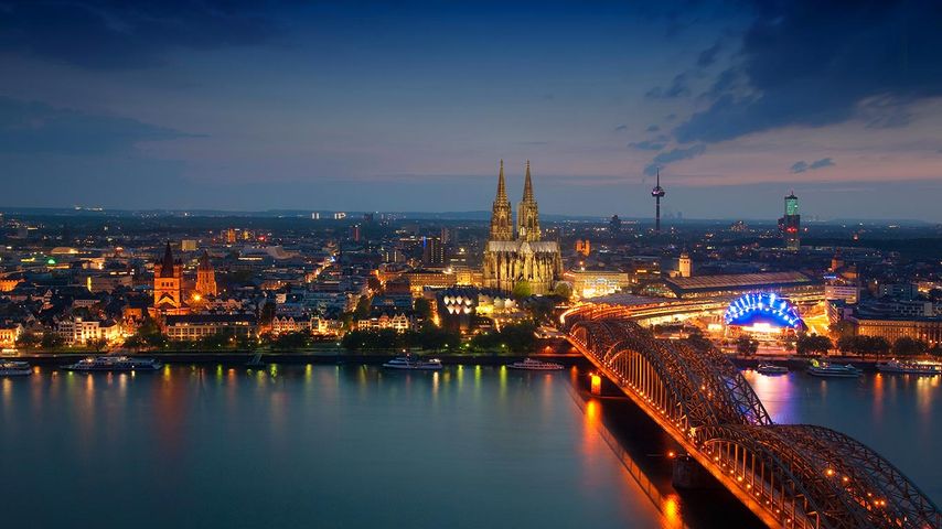 Blick vom Hochhaus KölnTriangle auf Köln und den Rhein bei Nacht