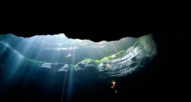 Zwei Menschen erkunden die Neversink-Grube im Jackson County, Alabama – George Steinmetz/Corbis ©