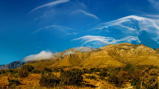 「グアダルーペ山脈の巻雲」アメリカ, テキサス州