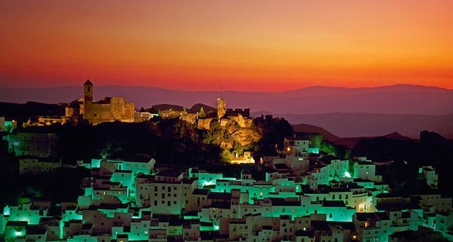 Das spanische Dorf Casares strahlt im nächtlichen Scheinwerferlicht, Provinz Malaga – Jose Fuste Raga/Corbis ©