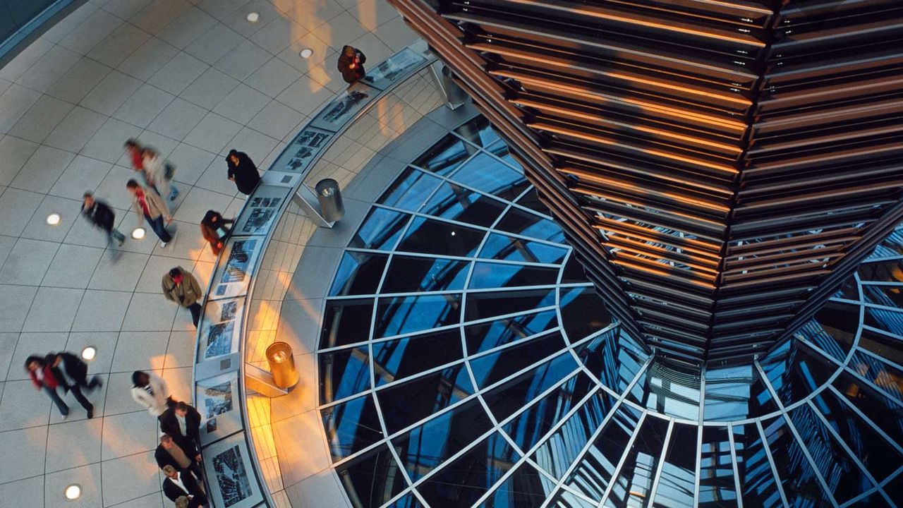 Besucher im Innern der Kuppel des Reichstagsgebäudes in Berlin