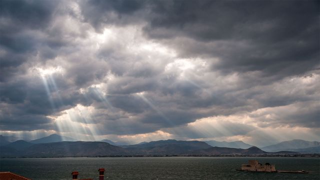 「天使の梯子」ギリシャ, サロニコス湾