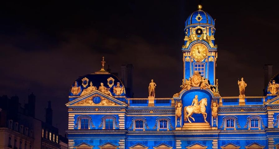 Hôtel de ville de Lyon illuminé pendant la Fête des lumières, département du Rhône