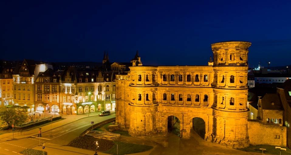 Die Porta Nigra angestrahlt im nächtlichen Trier – Walter Bibikow/Danita Delimont ©