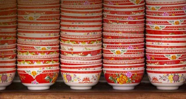 越南湄公河三角洲，佛教寺庙的碗