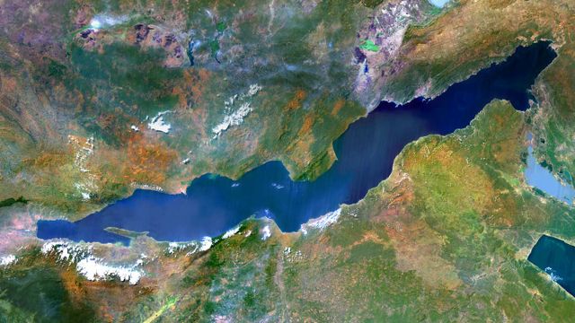 Luftaufnahme des Tanganjikasees, an den die vier afrikanischen Staaten Burundi, Demokratische Republik Kongo, Tansania und Sambia grenzen