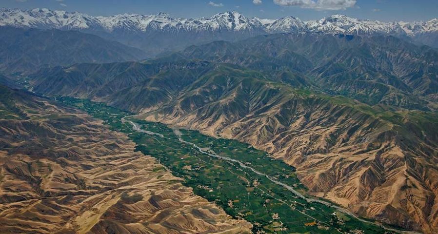 The Hindu Kush mountains stretch between Afghanistan and Pakistan