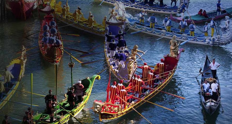 Teilnehmer der historischen Regatta in der Lagune von Venedig, Italien – SIME/eStock Photo ©