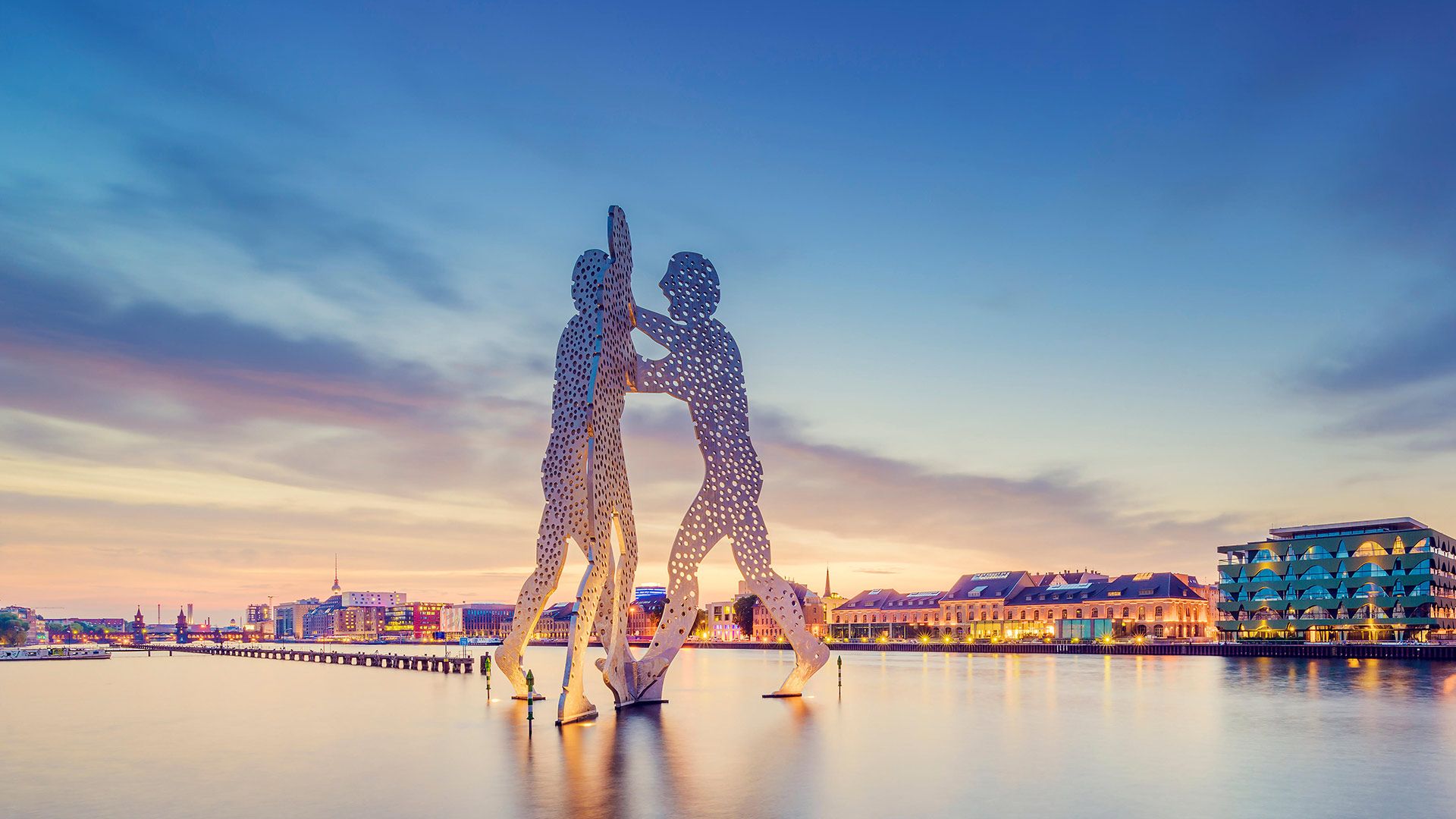 Molecule Man-Skulptur Auf Der Spree In Berlin, Deutschland | Peapix