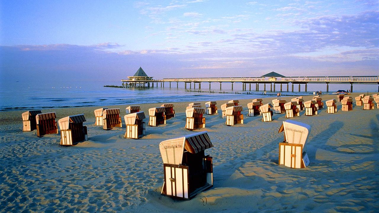 Strandkörbe und Seebrücke im Ostseebad Heringsdorf auf der Insel Usedom, Mecklenburg-Vorpommern, Deutschland