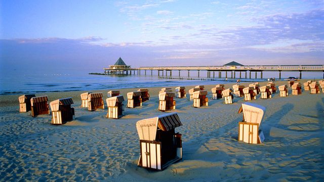 Strandkörbe und Seebrücke im Ostseebad Heringsdorf auf der Insel Usedom, Mecklenburg-Vorpommern, Deutschland