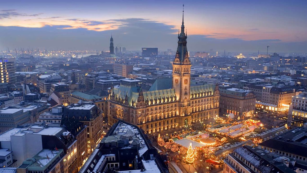 Weihnachtsmarkt auf dem Rathausmarkt, Hamburg, Deutschland