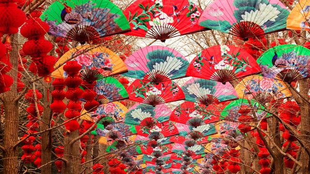 北京天坛春节期间,纸扇与红灯笼