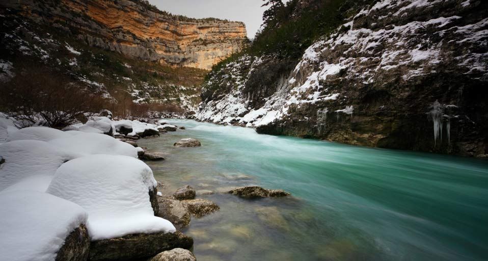 Neige au pied des gorges du Verdon, parc naturel régional du Verdon, région Provence-Alpes-Côte d'Azur