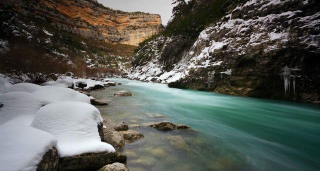 Neige au pied des gorges du Verdon, parc naturel régional du Verdon, région Provence-Alpes-Côte d'Azur