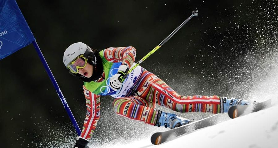 Peru's Manfred Oettl Reyes clears a gate during the Men's Giant slalom event on February 23, 2010 at Whistler Creekside Alpine skiing venue - FABRICE COFFRINI/AFP/Getty Images ©