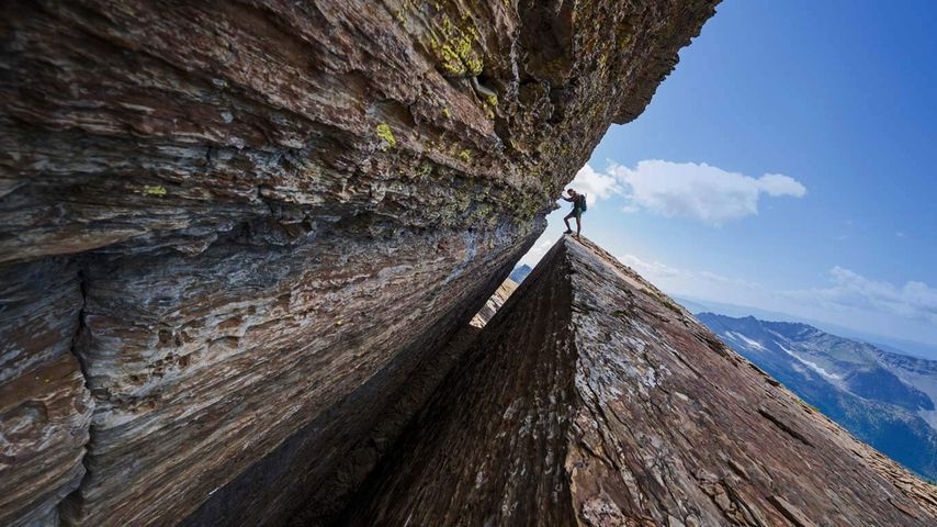 一位登山爱好者正在征服Cabinet山峰，蒙大拿州 