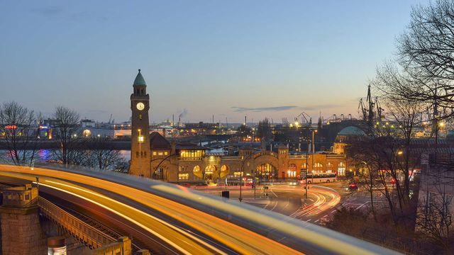 St. Pauli-Landungsbrücken bei Sonnenuntergang, Hamburg, Deutschland 