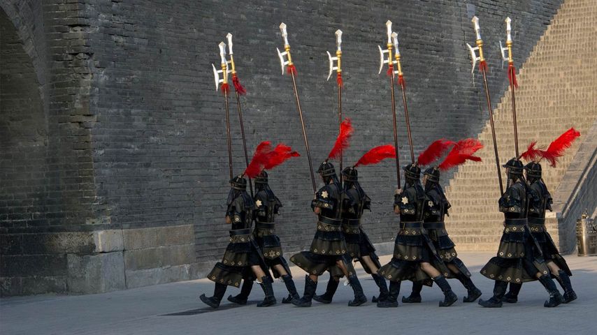 陕西西安古城墙，身穿秦装的士兵