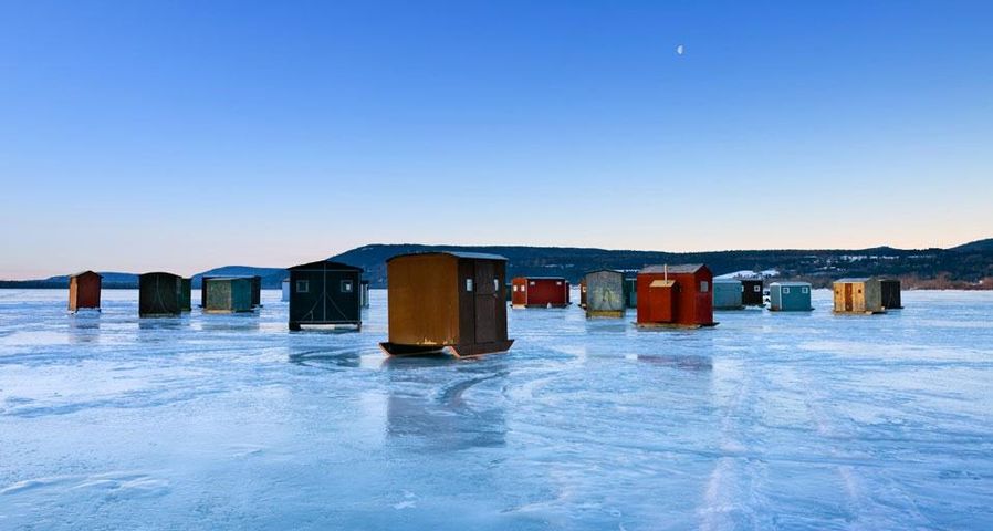 Cabanes à pêche sur un lac gelé dans l’État de New York, États-Unis