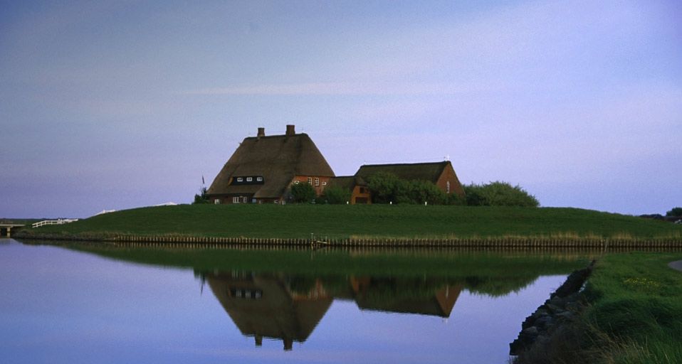 Die Kirchwarft auf der Hallig Hooge – MWerner Mwerner/F1 Online/Photolibrary ©