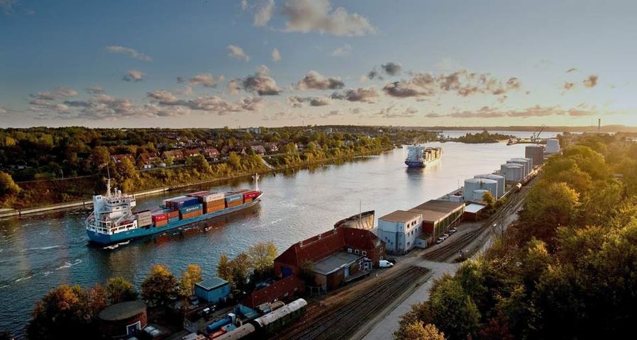 Containerschiffe auf dem Nord-Ostsee-Kanal bei Kiel in Schleswig-Holstein