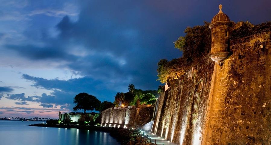 Antike Stadtmauer inklusive Beobachtungsturm in San Juan, Puerto Rico