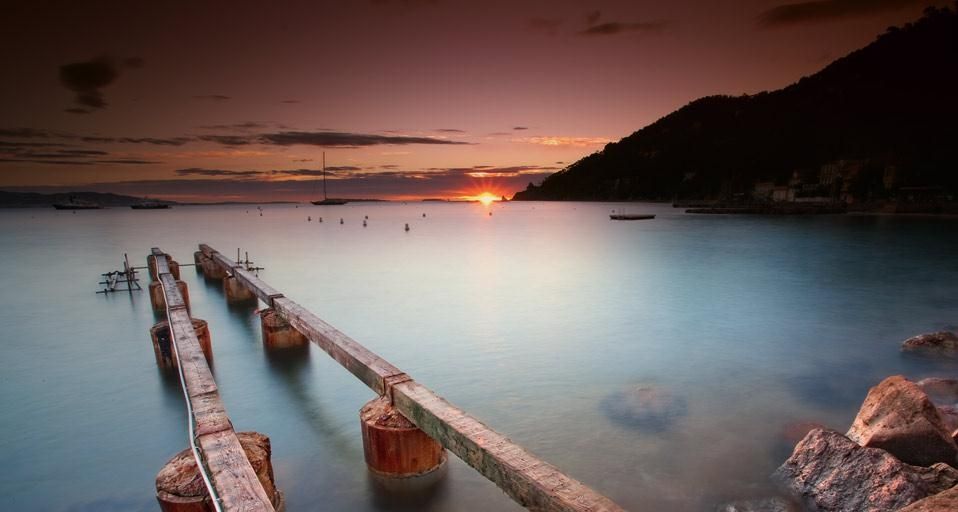 Jetée au lever du soleil à Théoule-sur-Mer, Alpes-Maritimes, région PACA