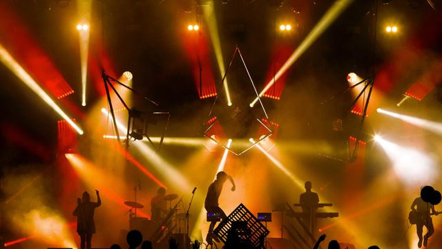 Un groupe de rock sur scène pendant l’édition 2017 du Festival Rock en Seine, Domaine de Saint-Cloud